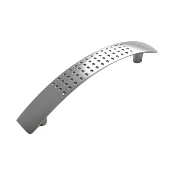 BÚTORFOGANTYÚ ÍVES PETTYES 96MM MATTKRÓM AK2329B